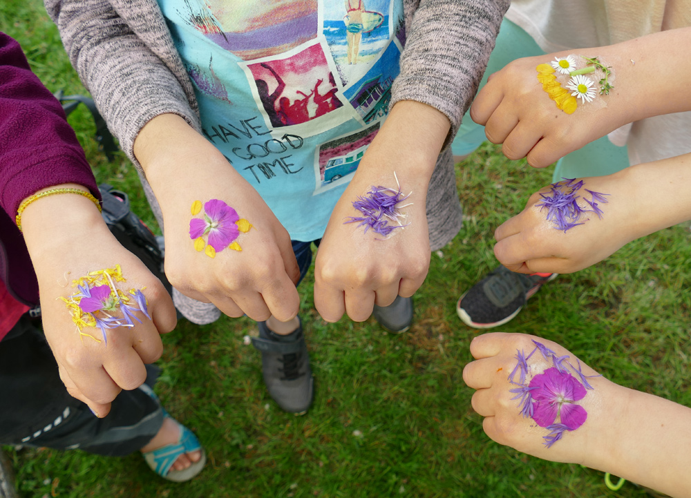 Streuobstwiesenführung mit Blütentattoos (Foto: Kreisfachberatung)