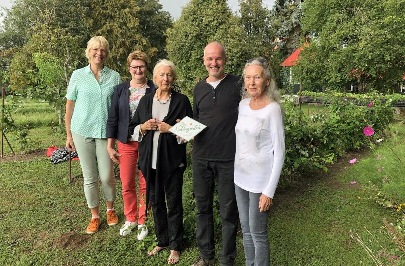 Übergabe der Auszeichnung vor Ort: Sabine Baues-Pommer, Kreisfachberaterin für Gartenpflege und Landespflege, Johanna Huber, zweite Vorsitzende des Kreisverbands für Gartenbau und Landespflege, Gartenbesitzerin Ruth Stigelmair und die Mieter Dirk Nietfeld und Marika Wiener (Foto: Kreisfachberatung)