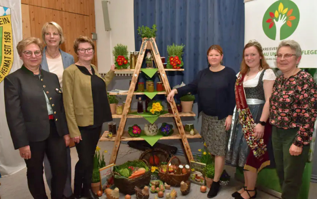 Wunderschön dekoriert für die Mitgliederversammlung des Kreisverbandes der Gartenbauvereine war der Saal in Mühlried: (v.l.) die Mühlrieder Gartenbauvorsitzende Martina Fuchs, Kreisgeschäftsführerin Sabine Baues-Pommer, Vorsitzende Johanna Huber, Kreisfachberaterin Katrin Pilz, Vize-Rosenkönigin Steffi Ziegler und Jugendbeauftragte Rosina Feigl. (Foto: Andrea Hammerl)