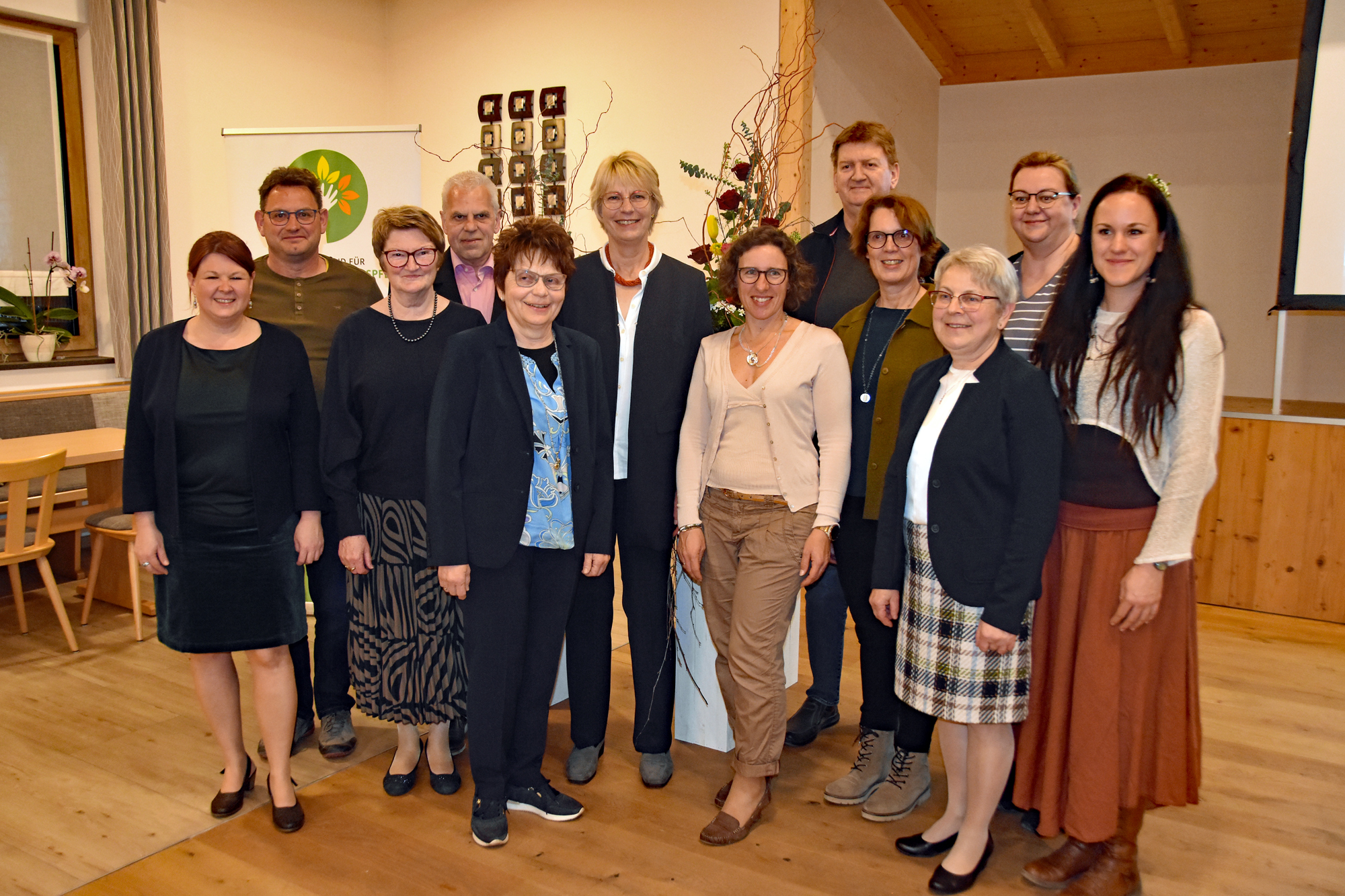 Die verabschiedete Geschäftsführerin Sabine Baues-Pommer (Mitte, 6.v.l.) mit der neu gewählten Kreisverbandsleitung: 1. Vorsitzende Johanna Huber (3.v.l.), 2. Vorsitzender Uwe Silbernagl (2.v.l.), Geschäftsführerin Katrin Pilz (1.v.l.) (Foto: Erwin Pommer)