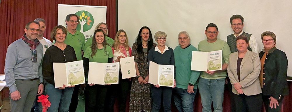 Foto mit allen Teilnehmenden Gartenbauvereinen des Wettbewerbs "STREUOBST bunt und lebendig !" Foto: Kreisfachberatung